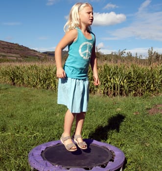 Maedchen  Trampoline