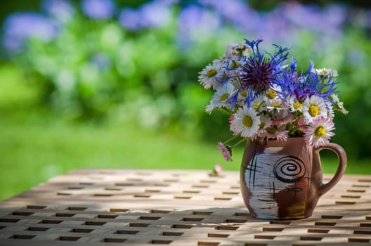 A bouquet of wildflowers in a circle on the table