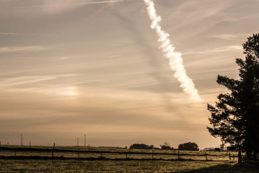 Condensing strips that cast a shadow – a rare spectacle and a special feature