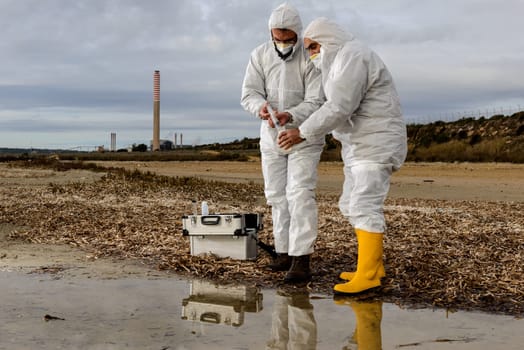 Experts analyze the water in a contaminated environment.