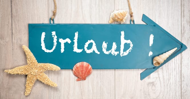 Blaues Metallschild mit der Aufschrift Urlaub!