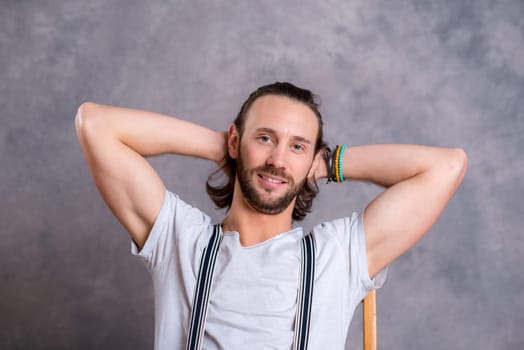 young bearded man lokking relaxed in to the camera