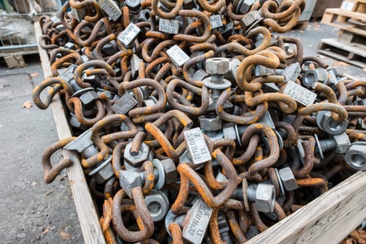 Hook screws with clamping clamps and rust for track construction