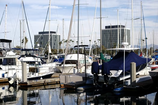 A sailing boat port with a large number of sailboats at the Marina del Ray recreational port in Los Angeles.