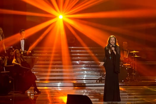 Vicki Leandros sings "Apres toi"" with Carmen Nebel at the Berlin Velodrom "" Welcome to Carmen Nebel""."