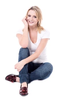 Beautiful young woman sitting on the floor