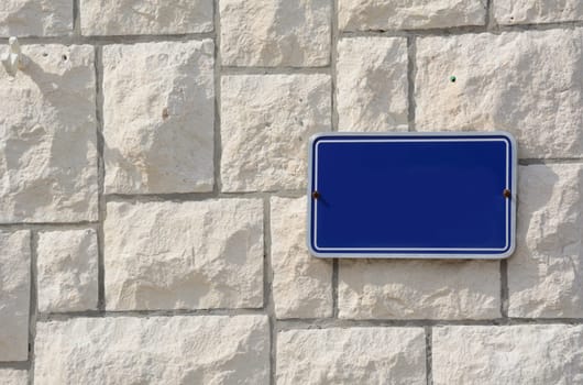 Blue sign on wall for free text