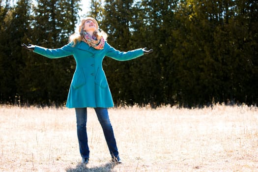 blond casual woman happy outdoors in the park