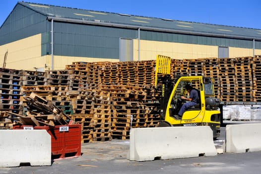 handling and storage of pallets in a warehouse awaiting reuse for transporting goods