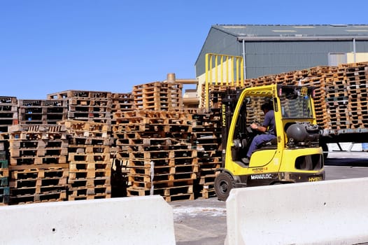handling and storage of pallets in a warehouse awaiting reuse for transporting goods