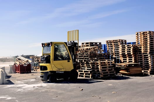 handling and storage of pallets in a warehouse awaiting reuse for transporting goods