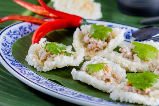 thai cuisine, Thai rice cracker with minced pork