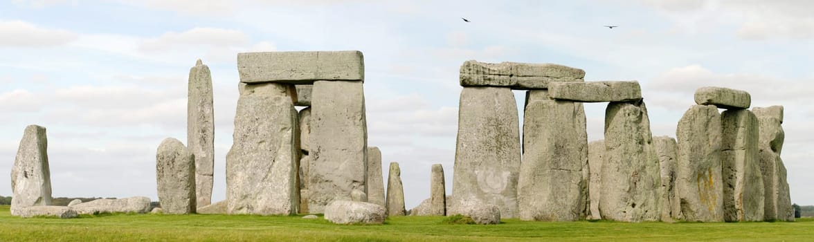 STONEHENGE,Stonehenge ist ein in der Jungsteinzeit begr?ndetes und mindestens bis in die Bronzezeit benutztes Bauwerk in der N?he von Amesbury in Wiltshire,England,etwa 13 Km nordwestlich von Salisbury. Es besteht aus einer Grabenanlage,die eine Megalithstruktur umgibt,welche wiederum aus mehreren konzentrischen Steinkreisen gebildet wird.