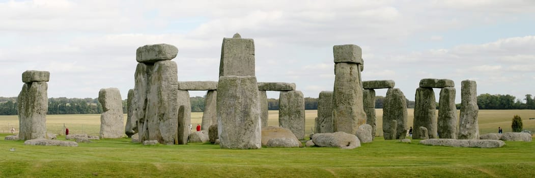 STONEHENGE,Stonehenge ist ein in der Jungsteinzeit begr?ndetes und mindestens bis in die Bronzezeit benutztes Bauwerk in der N?he von Amesbury in Wiltshire,England,etwa 13 Km nordwestlich von Salisbury. Es besteht aus einer Grabenanlage,die eine Megalithstruktur umgibt,welche wiederum aus mehreren konzentrischen Steinkreisen gebildet wird.