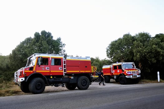 Fire trucks at the entrance of a forest road ready to go to the fire after the passage of trackers.