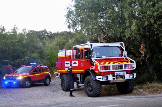 Fire trucks at the entrance of a forest road ready to go to the fire after the passage of trackers.