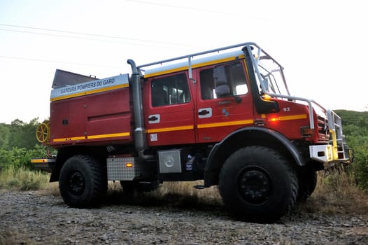 Fire trucks at the entrance of a forest road ready to go to the fire after the passage of trackers.