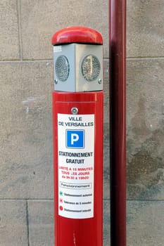 Terminal limited parking on a street in Versailles