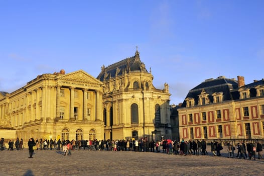 the crowd of tourists waiting to visit the castle