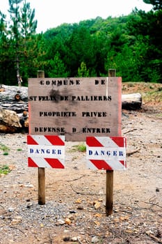 Prohibition sign to enter this private property under threat of danger