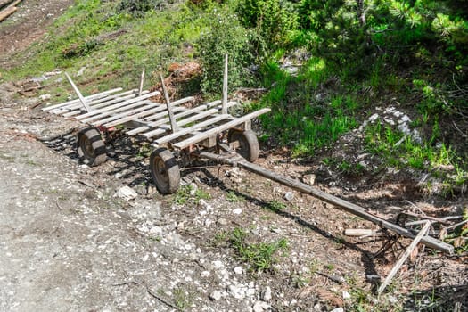 Wagons left by the road