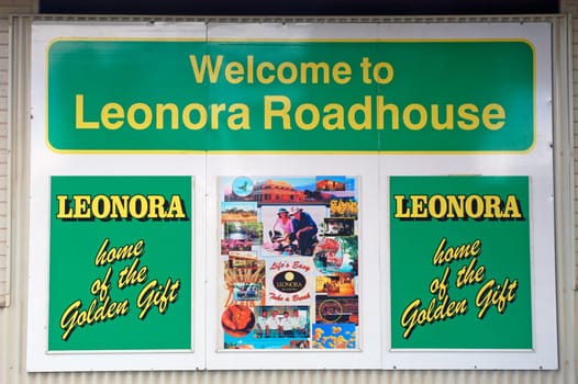 Sign welcoming tourists in the town of Leonora and recalling that it is a city where gold and gold mining are very important