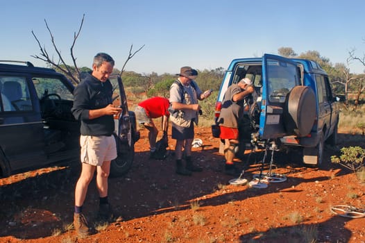 Departure at dawn for hunting for the gold nuggets in the Australian bush