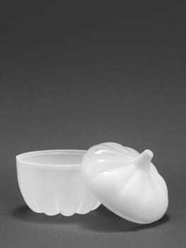 Container saves garlic in white on a black background