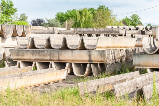 Stack of prefabricated concrete for the construction of irrigation channels for agriculture.