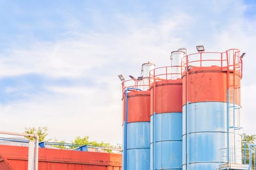 Industrial silos for the production of cement