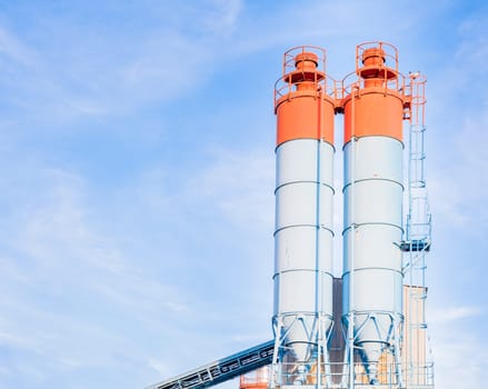 Industrial silos for the production of cement