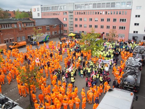 Warning strike of the Gerwerkschaft Verdi on the grounds of the Berlin city cleaning BSR with employees of the Berlin water companies,Vattenfall and the Berlin bath companies.