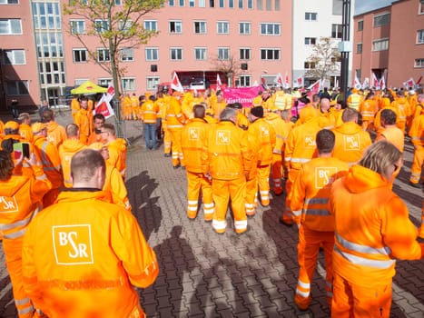 Warning strike of the Gerwerkschaft Verdi on the grounds of the Berlin city cleaning BSR with employees of the Berlin water companies,Vattenfall and the Berlin bath companies.