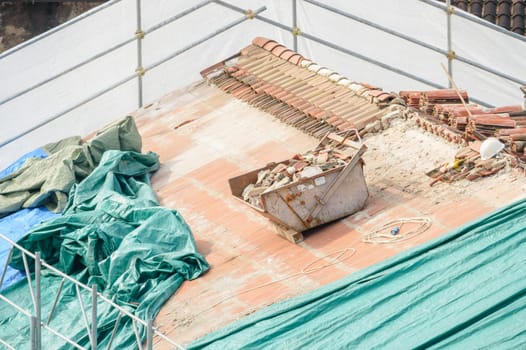 Renovation of a roof. With the recovery of old earthenware tiles.