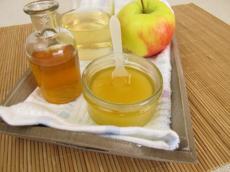 Hair rinse with apple cider vinegar and honey