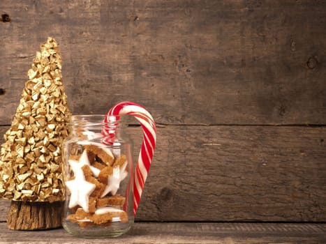 Christmas decoration with cinnamon stars and a sugar stick