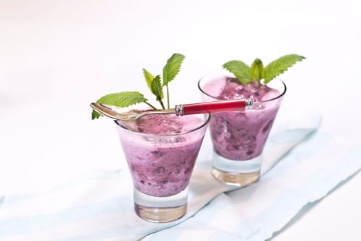 Blueberry crumble with lemon balm in glass