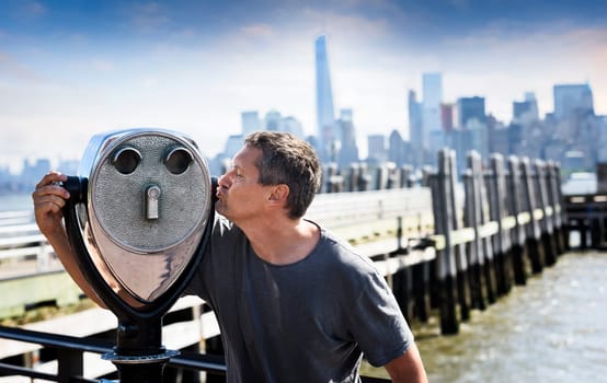 a tourist is falling in love with New york City, USA