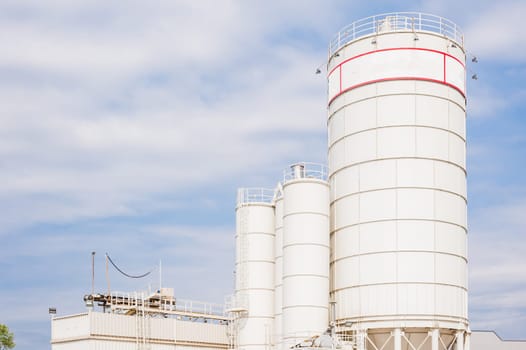 White silos for the production of concrete