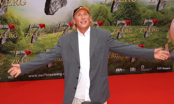 Otto Waalkes at the premiere of the 7bte Zwerg in Berlin