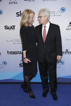 Frank Elstner mit Frau beim Mira Award 2015 in Berlin