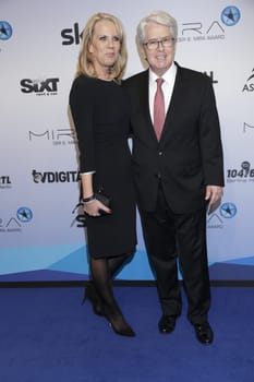 Frank Elstner mit Frau beim Mira Award 2015 in Berlin