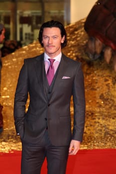 Luke Evans ,The Hobbit Smaugs Einoede: Middle Earth as a guest at Berlin- Sony Center ,09.12.2013