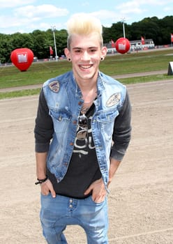 Daniele Negron with fans ,picture race day at the Trottbrennbahn Hamburg with celebrities