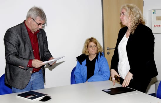 Dr. Gregor Buschhausen-Denker ,Bettina Jung ( Animal Welfare Party ) and Britta Rehr (AG Hamburg ) and the petition No animal experiments of the controversial animal testing institute LPT Hamburg and in Mienenbuettel in the behoerde for health and consumer protection Department of Veterianaerwesen to Dr. Gregor Buschhausen-Denker ,Hamburg 23.02.2015