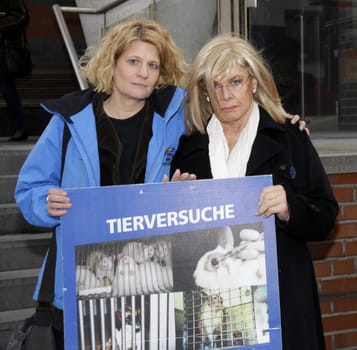 Bettina Jung ,( Animal Welfare Party ) and Ingrid van Bergen ,Transmission of the petition No animal experiments of the controversial animal testing institute LPT Hamburg and in Mienenbuettel in the Behoerde for Health and Consumer Protection Department Veterianaerwesen to Dr. Gregor Buschhausen-Denker ,Hamburg 23.02.2015