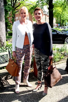 Petra van Bremen and Vanessa Blumhagen / Desdemona Shoperoeffnung in Hamburg-Blankenese