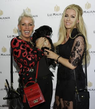 Claudia Guelzow mit Tochter Yulie und Hund bei der Liz Malraux Fashionshow im Atlantik Hotel