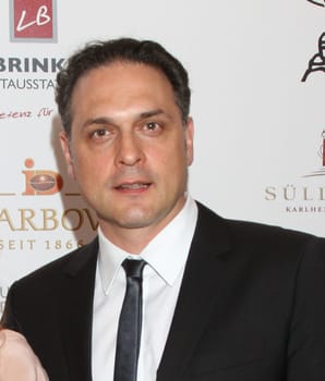 Dr. Thomas Mir / the little heart in the center charity event