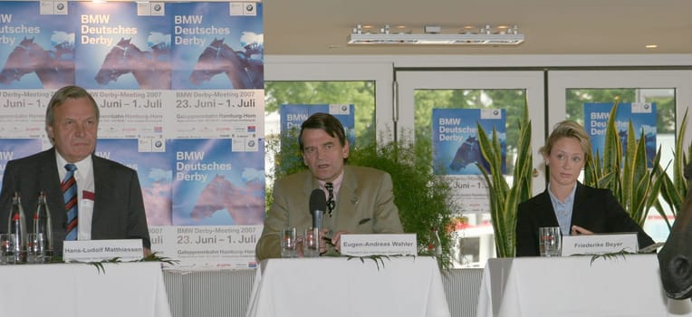Derby Art Parade -Horse art on Hamburg's streets Press conference at Alex am Jungfernstieg Hamburg . Photo: Press conference with the participants: Hans Ludolf Matthiesen,Eugen Andreas Wahler,Friederike Meyer
